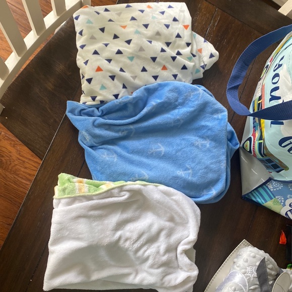 Changing table covers - Picture 1 of 7